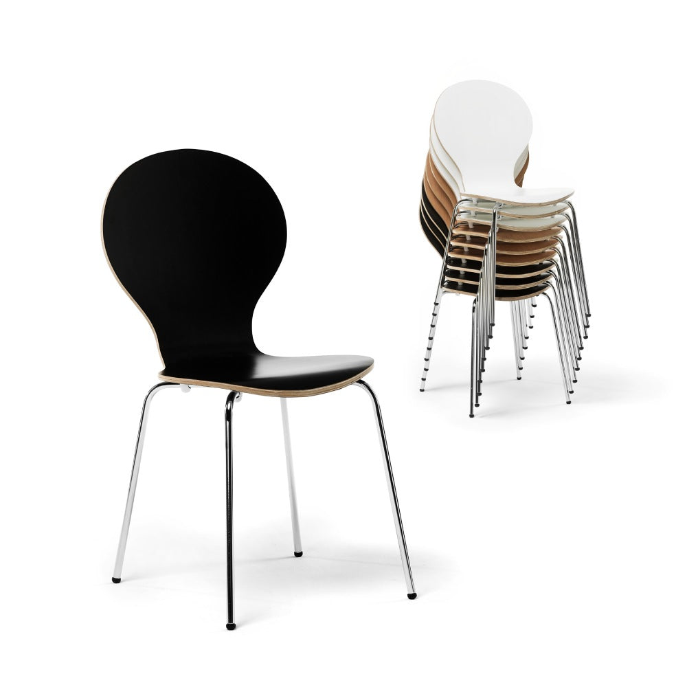 Vår stapelbara stol finns i 3 färger - svart, vit och naturfärjad.