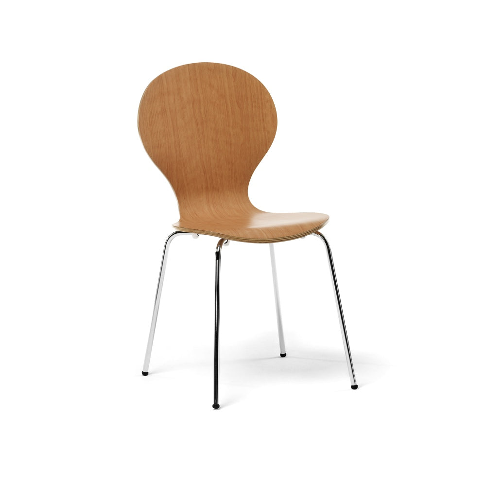 Denna naturfärgade stapelbara stol är modern och stilren, och passar bra i butiker, caféer eller konferenser.