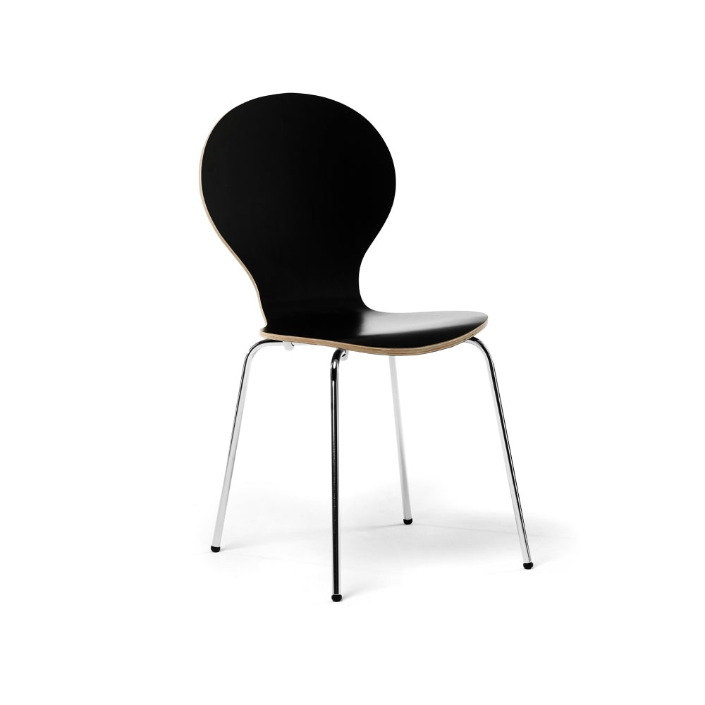 Denna svarta stapelbara stol är modern och stilren, och passar bra i butiker, caféer eller konferenser.