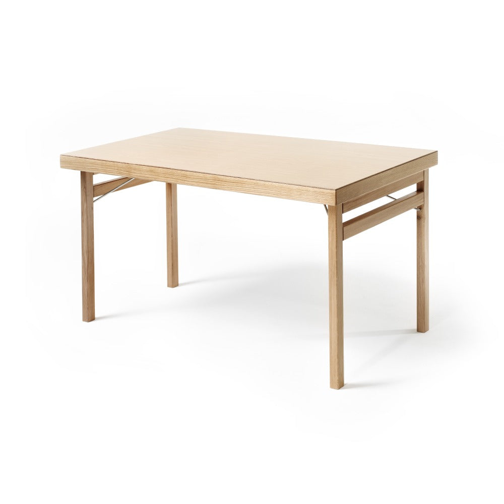 Ekbordet är ett fällbart bord som är perfekt vid event som konferenser, kalas eller andra sammanskomster.