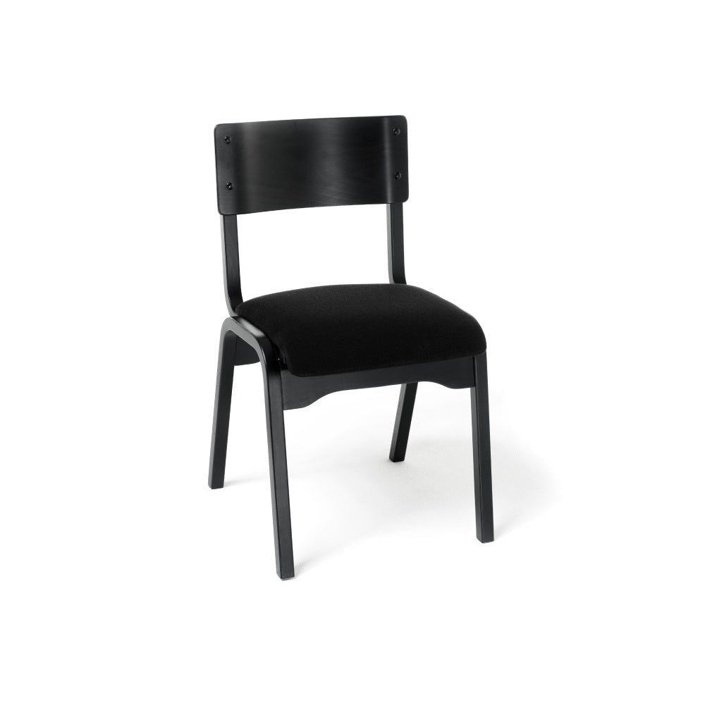 Vår svarta stapelbara stol har en skiktlimmad, formpressad stomme av svartbetsad bok.